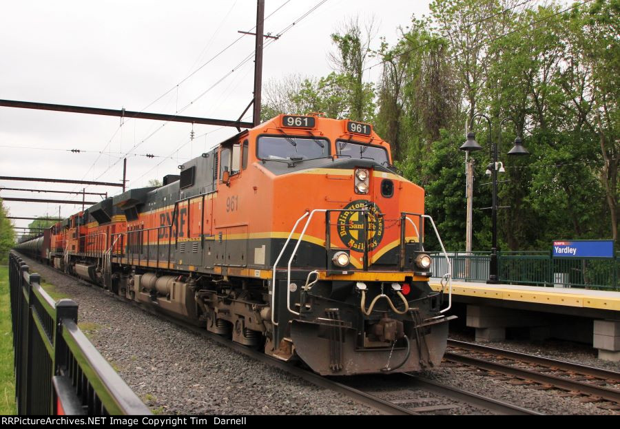 BNSF 961 leads K143